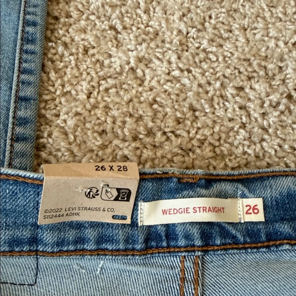 Levi's Women’s Light Blue Straight Jeans- Wedgie straight! Size 26x28 - Picture 3 of 11